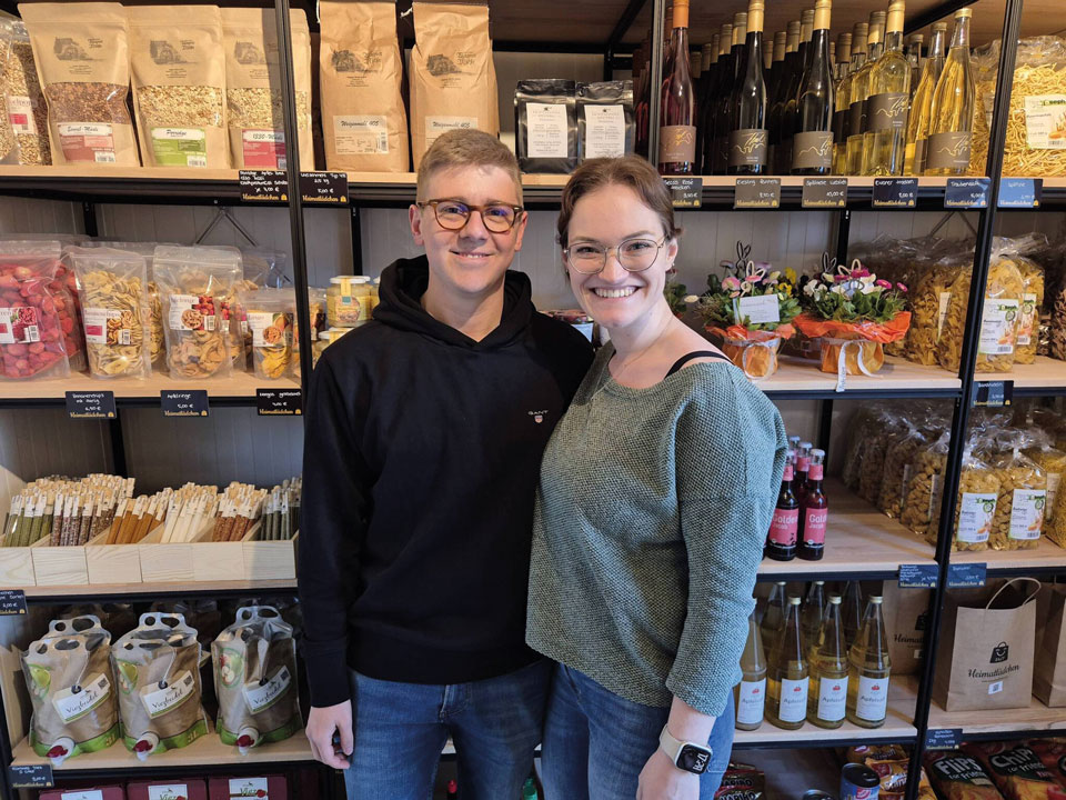 Sarah und Max im Heimatlädchen in Ensch